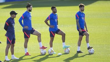 Simeone, en una sesi&oacute;n del Atl&eacute;tico, que se enfrenta a su primer marat&oacute;n del curso. 
  