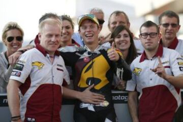 Esteve Rabat celebrando con su equipo la pole en Moto2