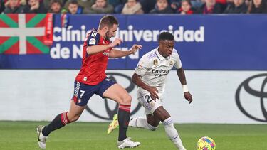 Vinicius intenta escaparse del marcaje de Moncayola en el partido entre Osasuna y Real Madrid.