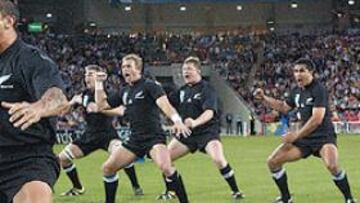 <b>GRITOS DE GUERRA.</B> Los All Blacks de Nueva Zelanda en uno de sus rituales previos al comienzo de los partidos.