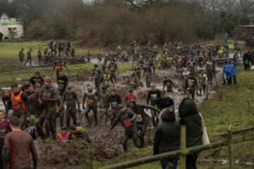 La carrera Tough Guy, se celebra desde 1987 en Inglaterra y desafía a sus participantes a recorrer 15km llenos de los obstáculos, donde hasta los más expertos se quedan en el camino. 