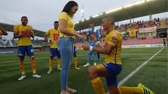 Un futbolista pide matrimonio a su novia en el descanso de un partido