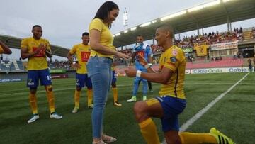 El futbolista colombiano Guillermo Sierra pidiendo matrimonio a su novia Cindy en el descanso del partido entre el Chorrillo FC y Plaza Mayor de la Liga Panameña de fútbol.