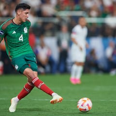 Edson Álvarez recibe una oferta formal del Borussia Dortmund