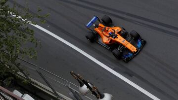 Fernando Alonso con el McLaren en Bakú.