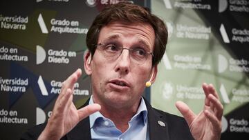 El alcalde de Madrid, José Luis Martínez-Almeida, participa en una mesa redonda durante el III Congreso Internacional Filosofía y Ciudad, en la Escuela de Arquitectura de la Universidad de Navarra, a 18 de octubre de 2023, en Pamplona, Navarra (España). Durante el encuentro, participan más de una treintena de expertos que reflexionan sobre las limitaciones y retos del modelo de ciudadanía actual y su relación con los procesos sociales, jurídicos, económicos y políticos que han ido sucediendo desde el inicio de la globalización. El congreso ha sido organizado por la Universidad de Navarra y la Asociación Filosofía y Ciudad.
18 OCTUBRE 2023;INTERNACIONAL;ALCALDES;NAVARRA;MCONGRESO
Eduardo Sanz / Europa Press
18/10/2023