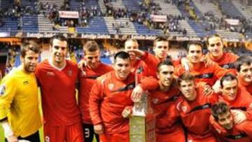 <b>TETRACAMPEÓN. </b>El Sevilla no jugó un buen partido en Riazor, pero terminó conquistando su cuarto Teresa Herrera en los penaltis.