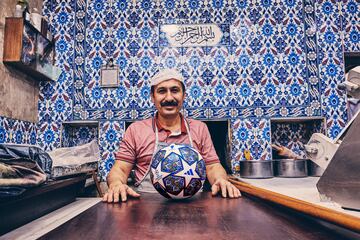 Un cocinero de Estambul junto al UCL Pro Istanbul.