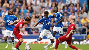 Soccer Football - Premier League - Everton v Liverpool - Goodison Park, Liverpool, Britain - September 3, 2022 Everton's Demarai Gray in action with Liverpool's Kostas Tsimikas and Harvey Elliott Action Images via Reuters/Jason Cairnduff EDITORIAL USE ONLY. No use with unauthorized audio, video, data, fixture lists, club/league logos or 'live' services. Online in-match use limited to 75 images, no video emulation. No use in betting, games or single club /league/player publications. Please contact your account representative for further details.