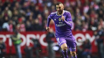 SEVILLE, SPAIN - JANUARY 15: Karim Benzema of Real Madrid CF in action during the La Liga match between Sevilla FC and Real Madrid CF at Estadio Ramon Sanchez Pizjuan on January 15, 2017 in Seville, Spain. (Photo by Aitor Alcalde/Getty Images)