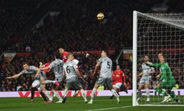 1-0. Manchester United-Burnley. Chris Smalling del United marcó el primer tanto.