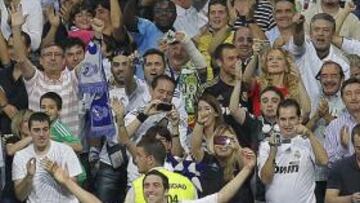 <b>DEPREDADOR SATISFECHO. </b>Higuaín celebró exultante su golazo de cuchara, que significaba su segundo 'hat-trick' consecutivo con el Madrid.