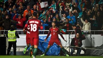 Portugal&#039;s forward Cristiano Ronaldo celebrates after scoring during the WC 2018 group B football qualifing match Portugal vs Hungary at the Luz stadium in Lisbon on March 25, 2017. / AFP PHOTO / PATRICIA DE MELO MOREIRA