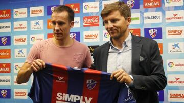 David López es presentado como nuevo jugador del Huesca