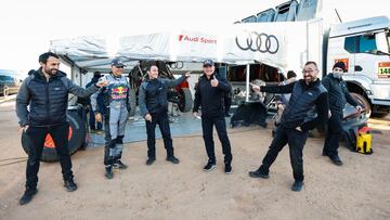 Joan Navarro, Lucas Cruz, Daniel Gratac&oacute;s, Carlos Sainz y Arnau Niub&oacute; en la carpa de Audi en el Dakar.