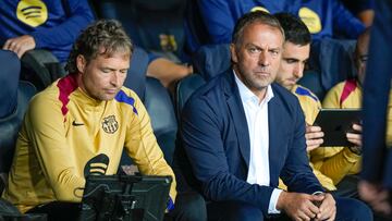 BARCELONA, 01/10/2024.- El entrenador del FC Barcelona Hans-Dieter Flick (d) durante el encuentro correspondiente a la segunda jornada de la Liga de Campeones que disputan hoy martes FC Barcelona y Young Boys en el Estadio Olímpico Lluis Companys, en Barcelona. EFE/Enric Fontcuberta