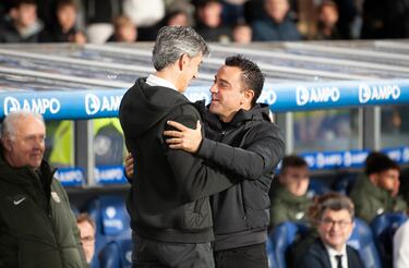 Saludo antes de comenzar el partido entre Imanol Alguacil y Xavi Hernández.