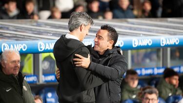 Saludo antes de comenzar el partido entre Imanol Alguacil y Xavi Hernández.