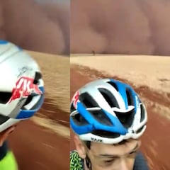 Un ciclista, atrapado por una imponente tormenta de arena