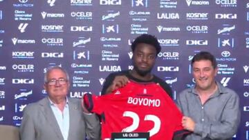Boyomo junto a Luis Sabalza y Braulio Vázquez en su presentación.
