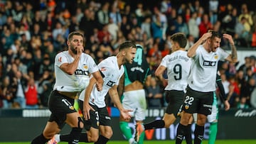 Luis Rioja celebra el gol ante el Betis.