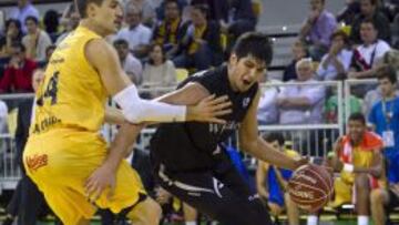 Levon Kendall defiende a Marko Todorovic.