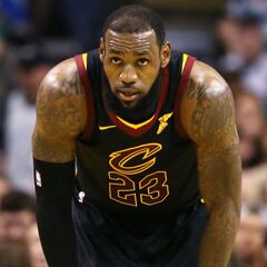 LeBron James agrees to four-year deal with Lakers