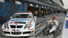 Alex Zanardi, con el BMW con el que compiti&oacute; en el WTCC y su bicicleta adaptada. 