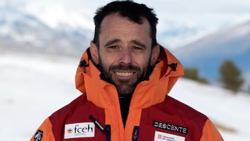 Lluís Breitfuss con las manos en los bolsillos de una chaqueta de la Federació Catalana d'Esports D'Hivern.