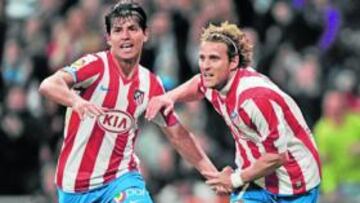 <b>MORTALES. </b>A Agüero y Forlán se les da muy bien el Barcelona.