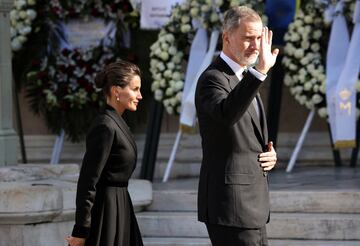 El rey Felipe VI y la reina Doña Letizia saludan a su llegada a la Catedral Metropolitana de Atenas donde se ha oficiado el funeral de Constantino II de Grecia. 