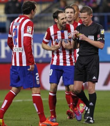 Juanfran protesta el penalti.