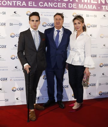 El doctor Ángel Martín, presidente de la Fundación Clínica Menorca, con el torero Gonzálo Caballero y su madre Chiqui del Hoyo.