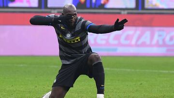 Soccer Football - Serie A - Inter Milan v Napoli - San Siro, Milan, Italy - December 16, 2020 Inter Milan&#039;s Romelu Lukaku celebrates scoring their first goal REUTERS/Alberto Lingria