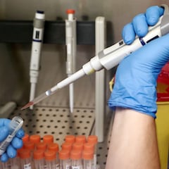 Las razones por las que un estudio sugiere vacunar primero a los jóvenes