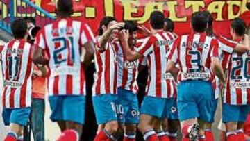<b>AGÜERO NO FALLÓ. </b>El Atlético abrió la goleada con un gol de Kun, que culminó así una semana fantástica tras su doblete al PSV. Sus compañeros corrieron a felicitarle.