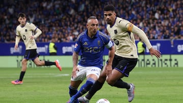 Soccer Football - LaLiga - Real Oviedo v FC Barcelona - Estadio Carlos Tartiere, Oviedo, Spain - September 25, 2025 Real Oviedo's Santi Cazorla in action with FC Barcelona's Ronald Araujo REUTERS/Pankra Nieto