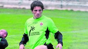 <b>NOVEDAD. </b>Johann Charpenet entra en su primera lista como jugador del Elche.