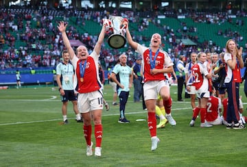 Las jugadoras del Arsenal celebran el triunfo y su segunda Champions League de su historia.