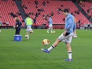 BILBAO, 11/02/2026.- El delantero de la Real Mikel Oyarzabal, durante el calentamiento previo al partido de ida de la semifinales de la Copa del Rey que Athletic Club y Real Sociedad disputan este miércoles en el estadio de San Mamés, en Bilbao. EFE/Luis Tejido