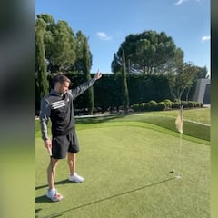 El putt de ciencia ficción de Bale en el jardín de su casa