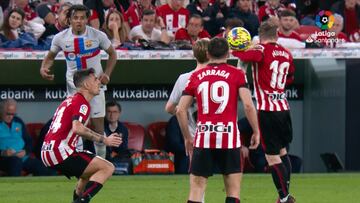 La polémica mano de Muniain que salva al Barcelona