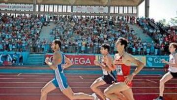 <b>TRAS LA ESTELA DE BAALA. </b>Arturo Casado, tercero, persigue al francés Baala (de azul), que venció.