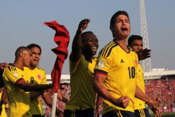 Futbol, Chile vs Colombia. 
Eliminatorias a Brasil 2014. 
El jugador de Colombia James Rodriguez, izquerda, celebra su gol contra Chile durante el partido jugado por las eliminatorias a Brasil 2014 jugado en el estadio Monumental.
Santiago, Chile. 