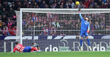 Predrag Rajkovic despeja de puños el remate de cabeza de Álvaro Morata.