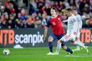 Soccer Football - Euro 2020 Qualifier - Group F - Norway v Spain - Ullevaal Stadium, Oslo, Norway - October 12, 2019. Norway's Sander Berge fights for the ball against Spain's Rodrigo Moreno. NTB Scanpix/Stian Lysberg Solum via REUTERS ATTENTION EDITORS -