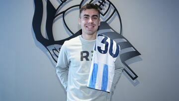 Barrenetxea posa con la camiseta de su renovaci¨®n hasta el 2030.