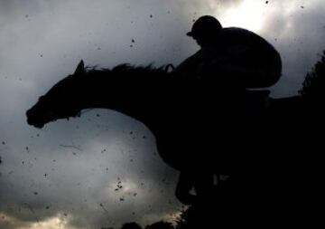 Carrera de caballos en el Hipódromo de Fontwell, Inglaterra. 