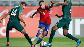 Chile&#039;s Fabian Orellana (C) is challenged by Bolivia&#039;s Jose Sagredo (L) and Gilbert Alvarez during their friendly football match at the El Teniente stadium in Rancagua, Chile, on March 26, 2021. (Photo by Alberto Valdes / POOL / AFP)