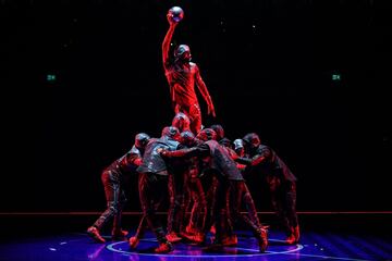 Acróbatas y artistas de la compañía de entretenimiento canadiense "Cirque du Soleil" durante un ensayo del espectáculo Messi10 basado en el delantero argentino Lionel Messi, en el Parc del Forum de Barcelona